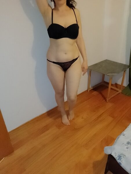 Matura bruneta Adina, pozele  reale, fantezii, masaj erotic
